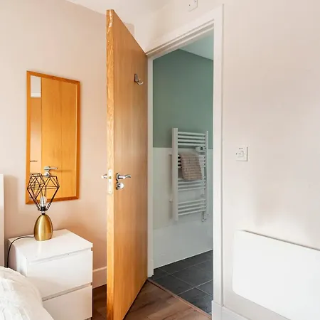 Apartment Flat 4, Kingfisher House Beautiful 2-bed Flat Close To Walls Pass The Keys *