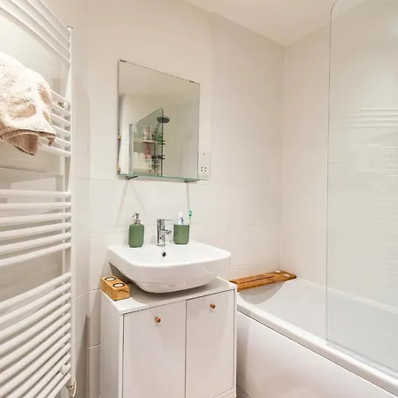 Flat 4, Kingfisher House Beautiful 2-bed Flat Close To Walls Pass The Keys *