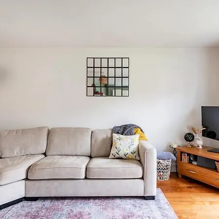 Flat 4, Kingfisher House Beautiful 2-bed Flat Close To Walls Pass The Keys Apartment