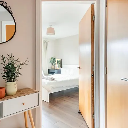 Flat 4, Kingfisher House Beautiful 2-bed Flat Close To Walls Pass The Keys Apartment *